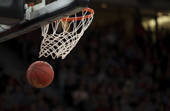 NBA篮球总决赛直播画面 - 球员在篮下激烈对抗